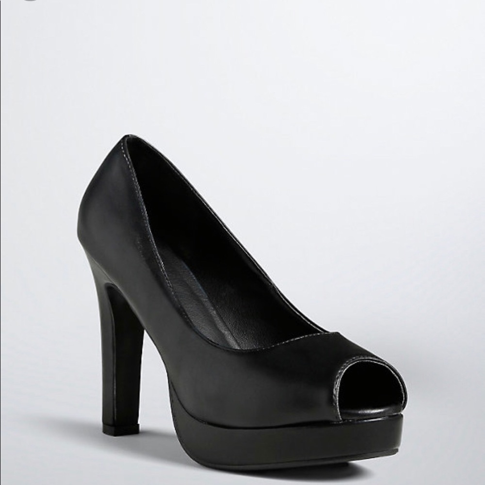 All black women’s high heels 👠